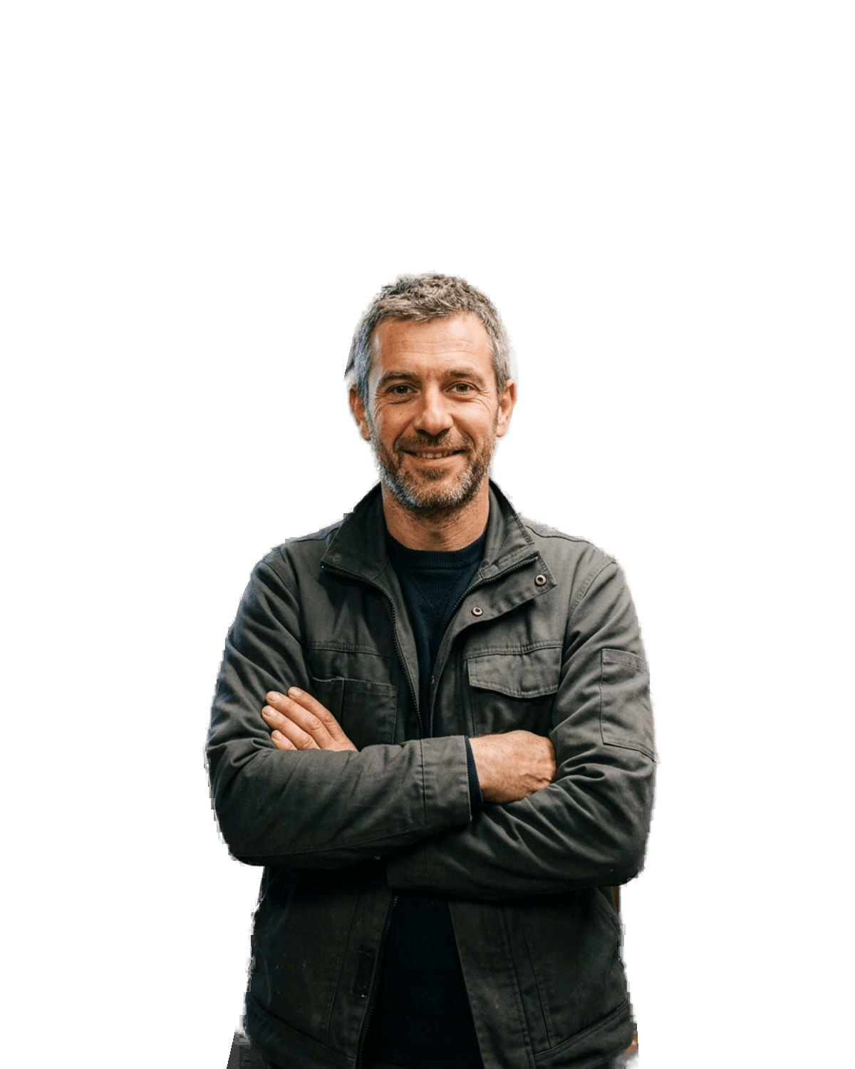 Portrait d’un chauffagiste souriant en veste de travail, bras croisés